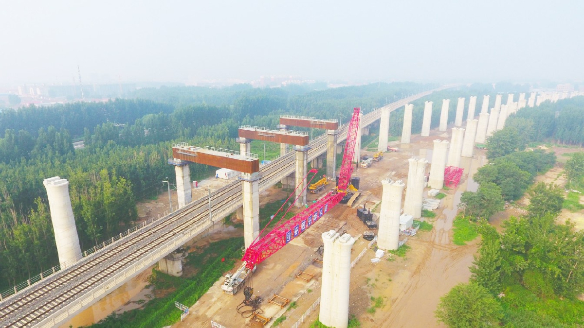 津兴铁路胜芳右线特大桥跨津霸客专三座框架墩钢横梁日前顺利吊装完成