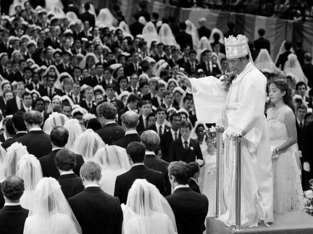 ▲“统一教”在美国纽约麦迪逊广场花园举办的集体婚礼 来源：美联社