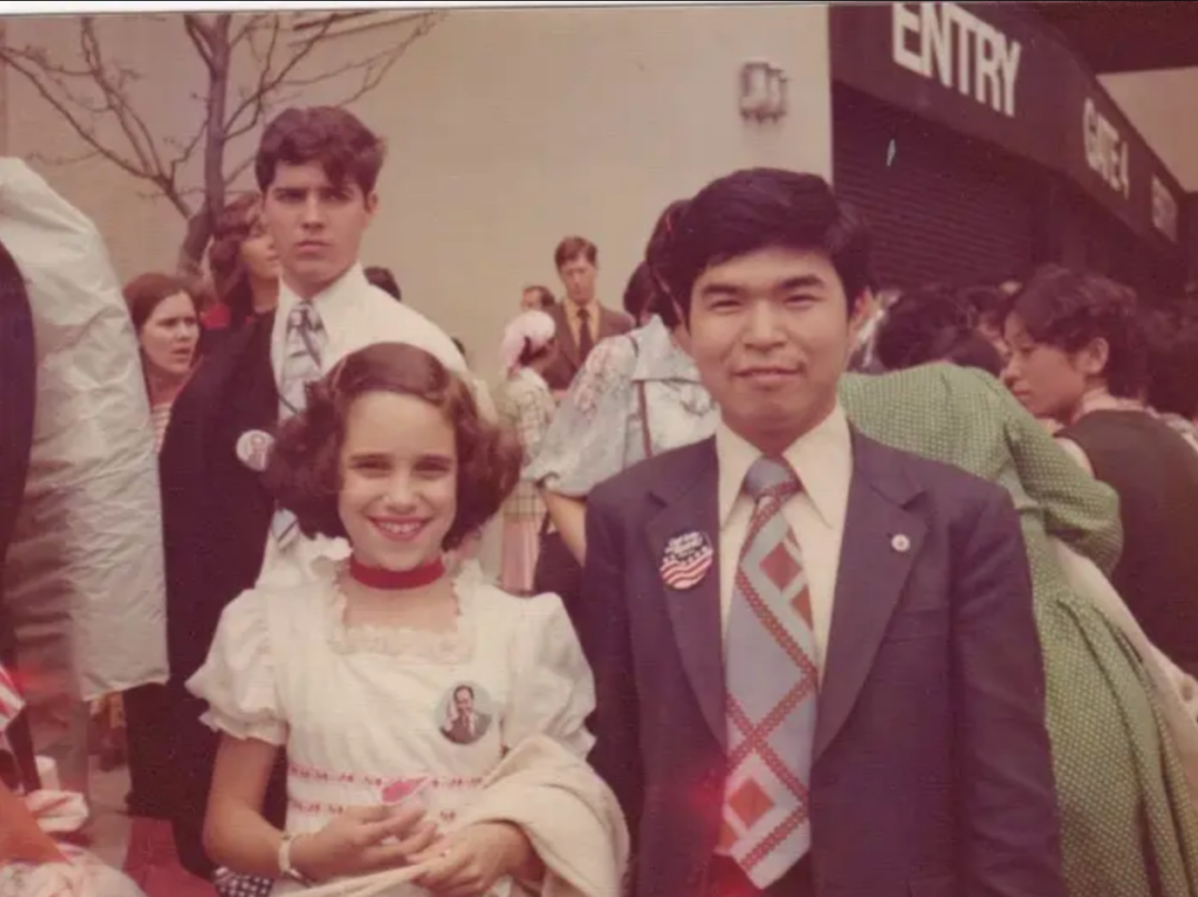 ▲图中女性为丽莎·科恩 来源：“知情人”