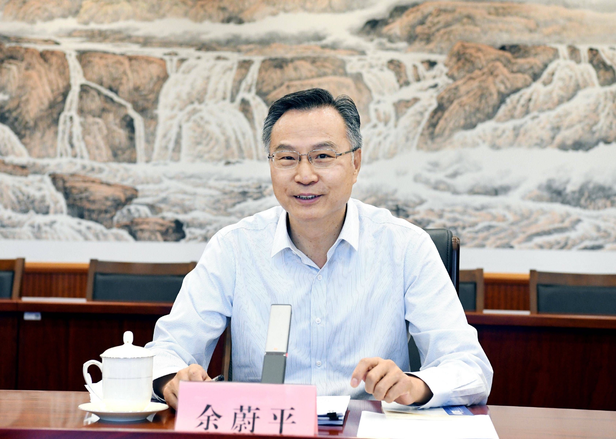 余蔚平主持召开第二次财政部国际财经形势分析会