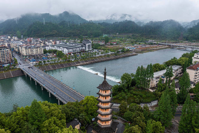 浙江省杭州市临安区昌化镇昌化溪以及两岸秀美的风景。新华社记者 徐昱 摄