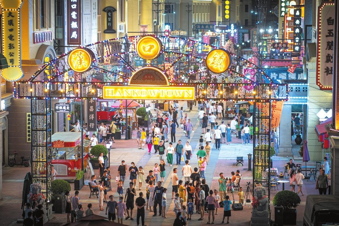 7月2日,游客在武汉汉口北夜市上休闲消费. 新华社记者肖艺九摄