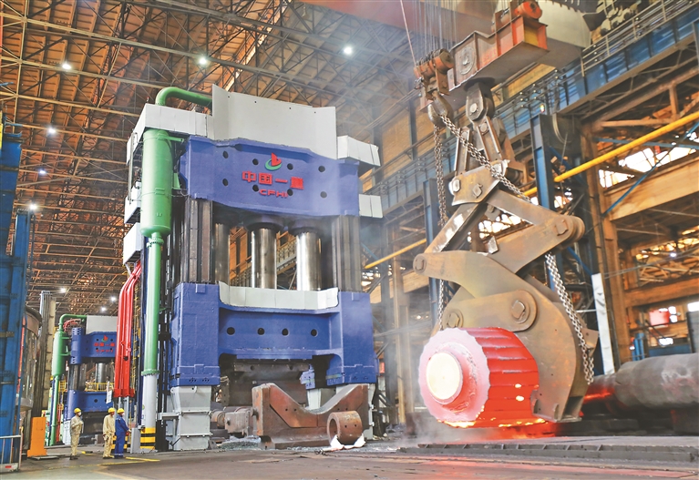 这是中国一重15000吨水压机生产现场.