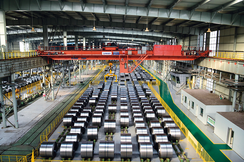 2019 年 11 月 7 日,无人吊车在包钢集团稀土钢板材厂冷轧轧后库夹取