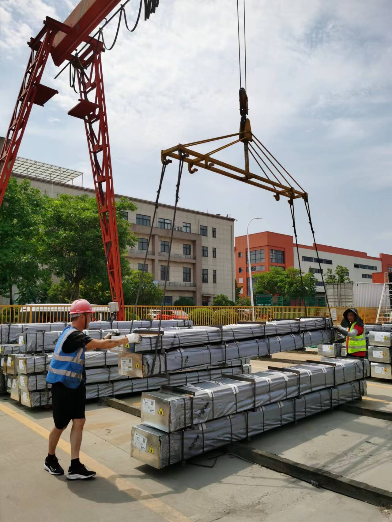 杭州传化公路港户外作业工人 图片来源：受访者供图