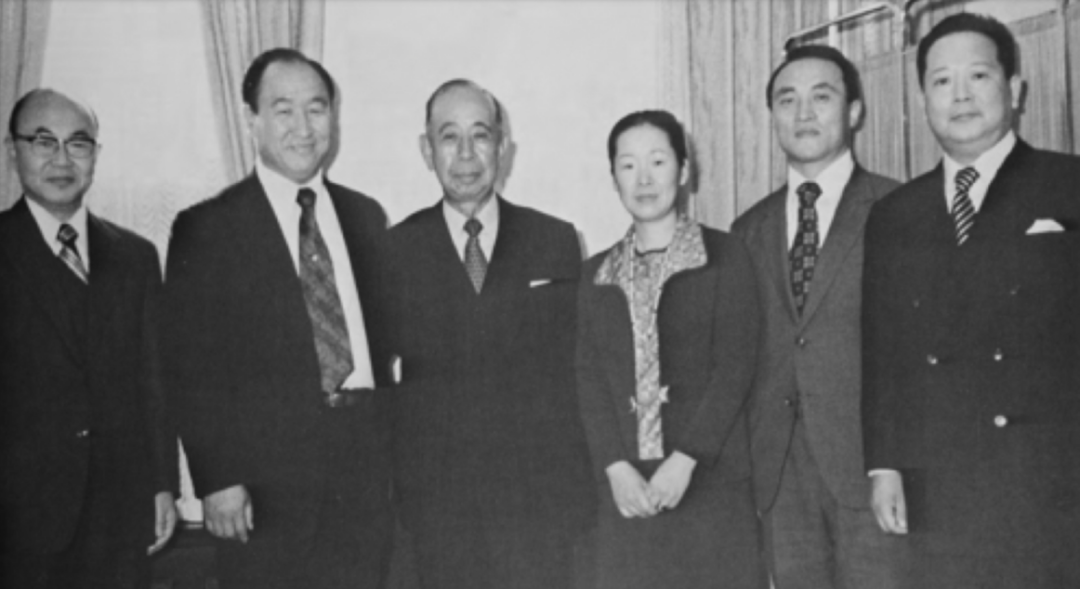 ▲岸信介（左三）与文鲜明（左二）的合影 来源：日本新月通讯社（Shingetsu News Agency）