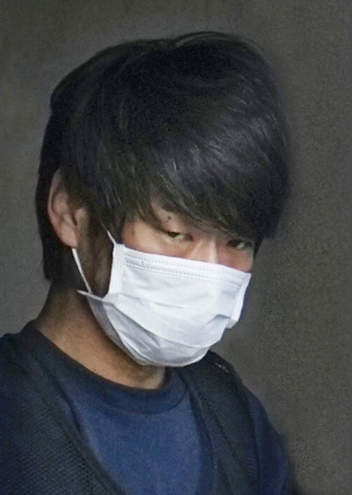 日本警方：安倍遇袭现场弹片掉落范围狭小 嫌疑人曾反复试枪提高准度_手机新浪网