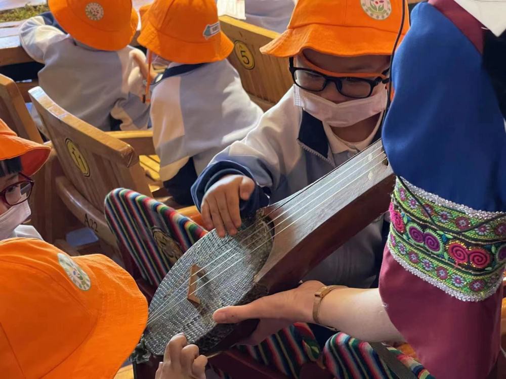  小学生在宣科书房体验民族乐器。（受访者供图）