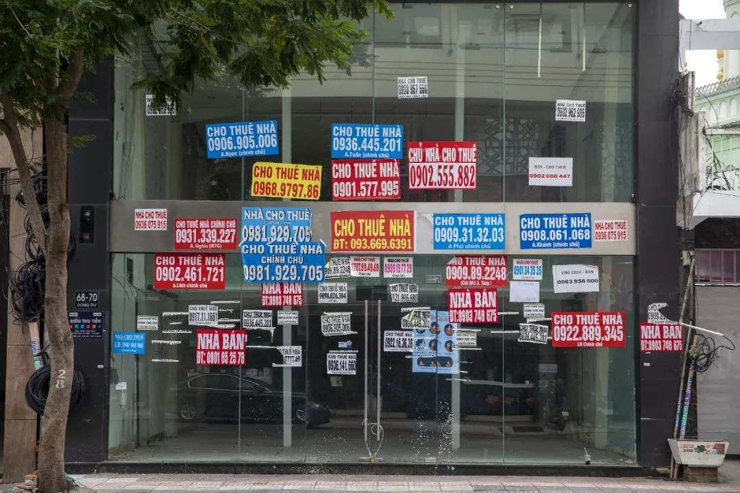 越南一家待招租店铺门口挂满了房产广告，对越南年轻人而言，卖一套房子，相当于打4个多月工。图源：Getty