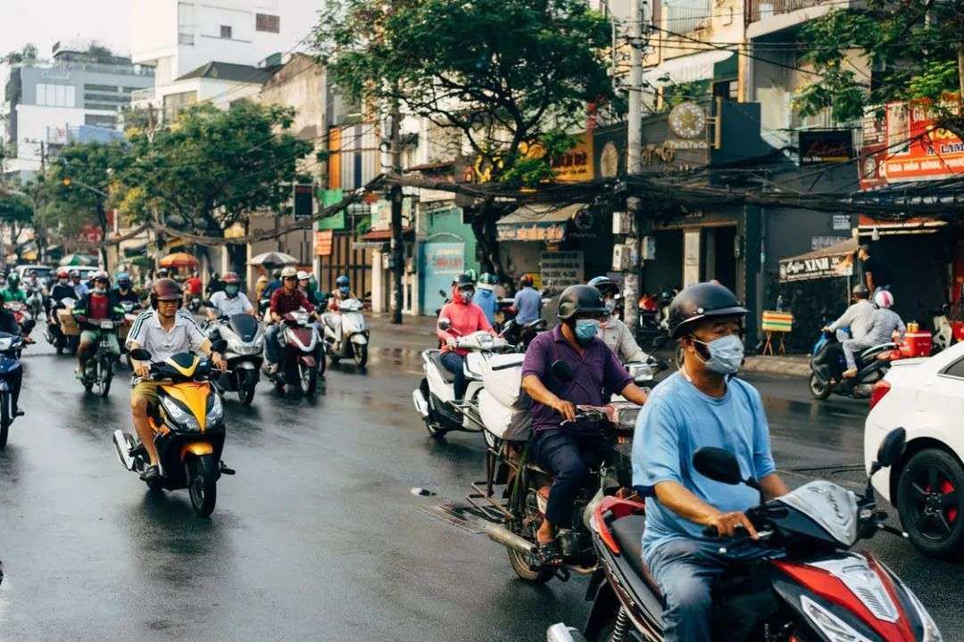 在越南年轻人看来，开网约摩托车比进厂香多了图源：pexels