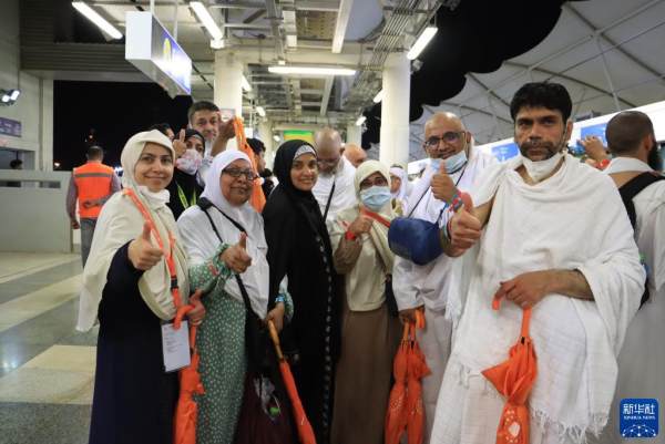 7月9日,在沙特阿拉伯麦加,乘坐轻轨列车的朝觐者称赞列车快捷舒适.