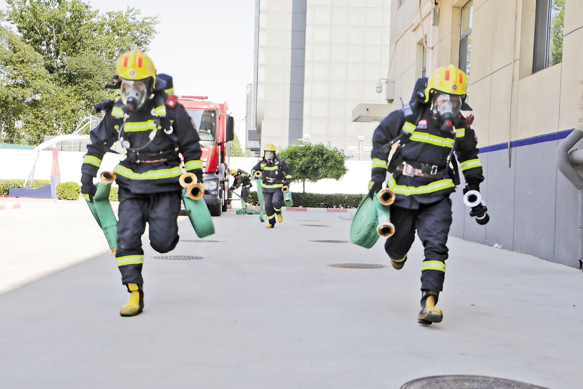 市消防救援支队莲池区腾飞路消防救援站消防员们正在开展每日常态训练