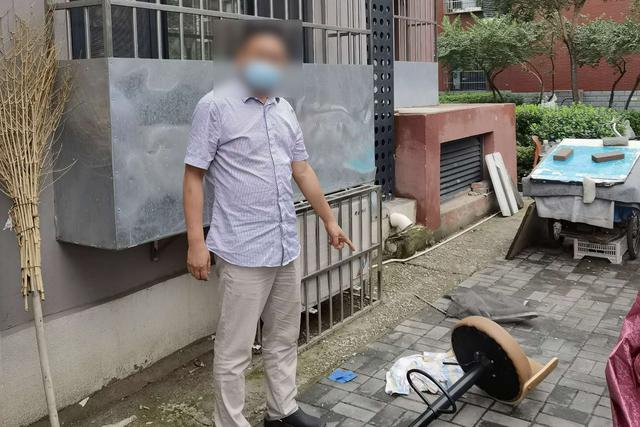 为泄愤将铁椅从4楼扔出窗外通州一男子高空抛物被刑拘