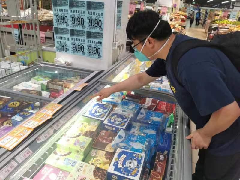商超雪糕价签字体较小，需要凑近查看商品名称。 新京报首席记者 郭铁 摄