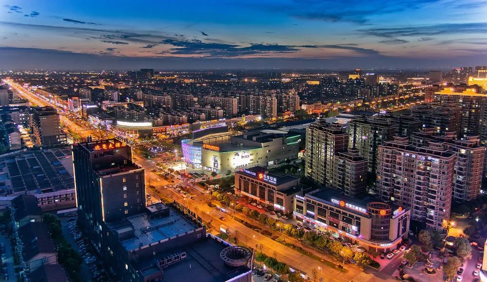 上海金山城区夜景.新华社发(受访单位供图)