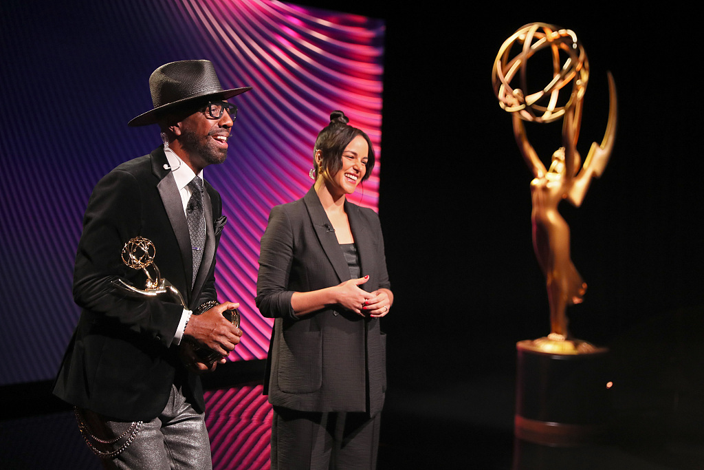 梅利莎·弗莫洛,j·b·斯穆夫直播公布2022年黄金时段艾美奖提名 图源