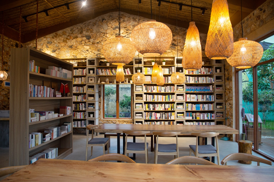 碧桂园,国强公益基金会帮扶的英德鱼咀村碧乡文旅项目书吧内部实景.