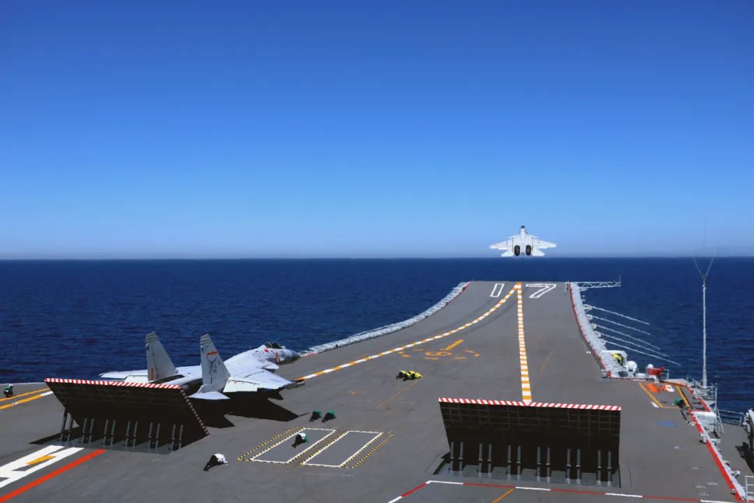 歼-15舰载机起飞