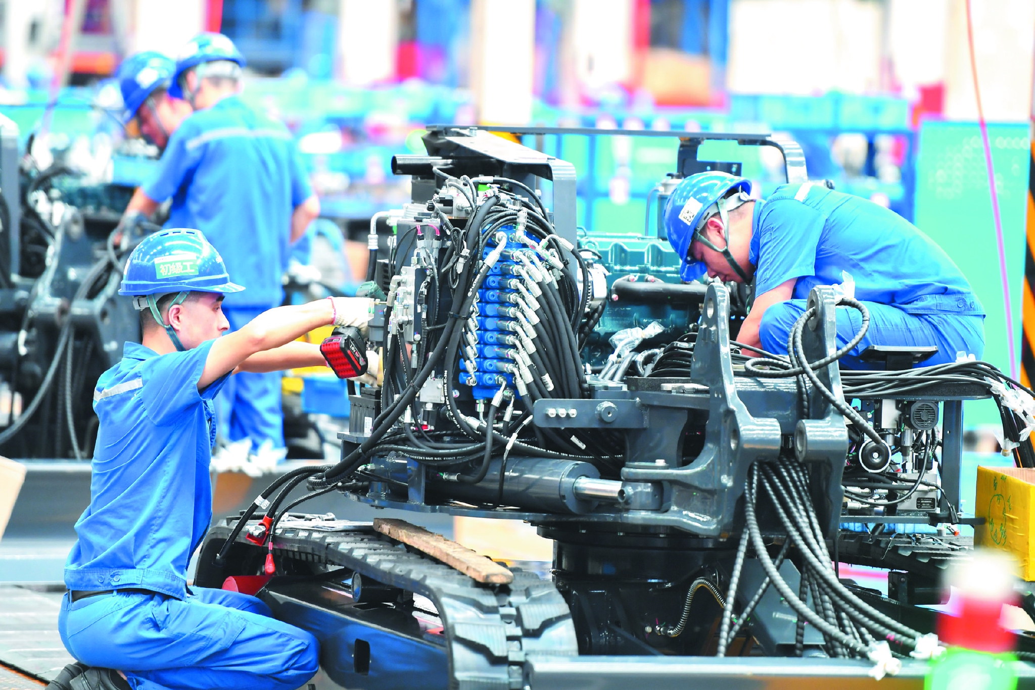 在位于长沙经开区的一家智能装备公司,工作人员在组装机械装备(2022年