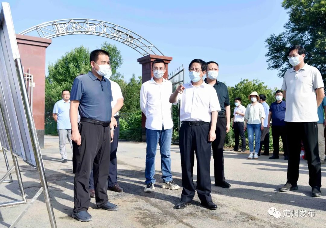 7月13日,市委书记张涛在调研检查我市农村生活水源江水置换工作时强调