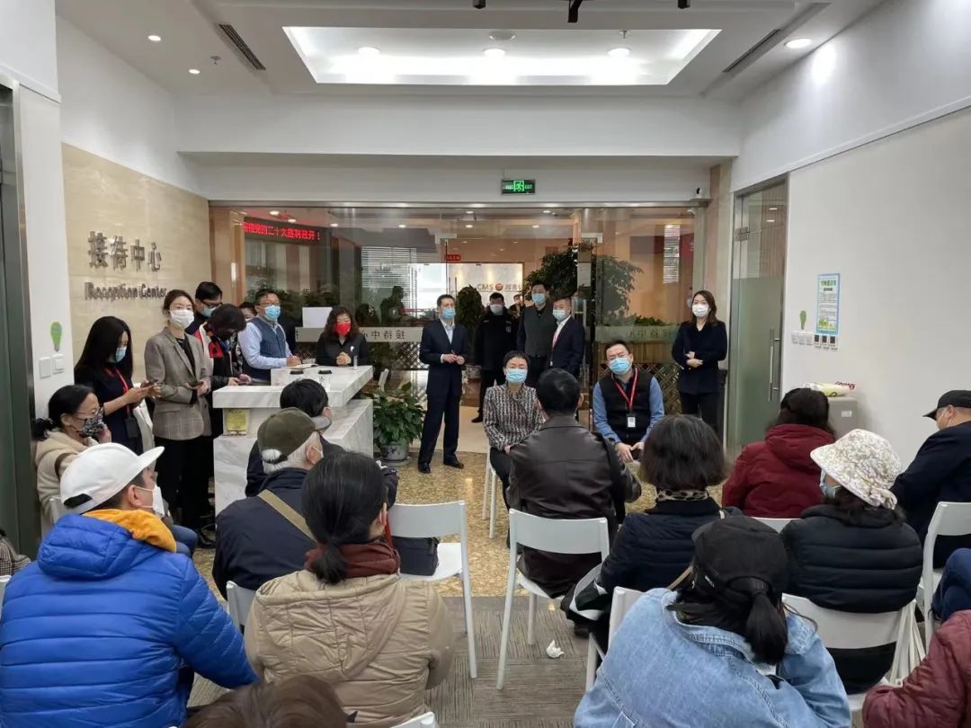 3月8日,投资者与中诚信托交涉。图据受访者
