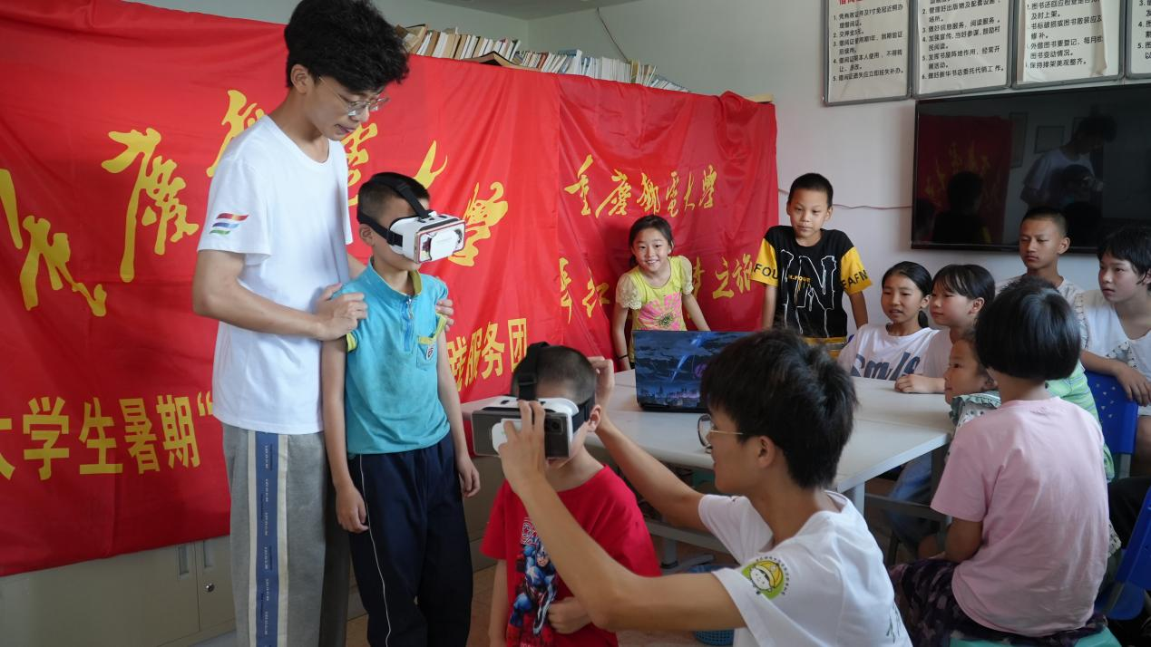 志愿者带领同学们体验VR 肖宇琴 摄