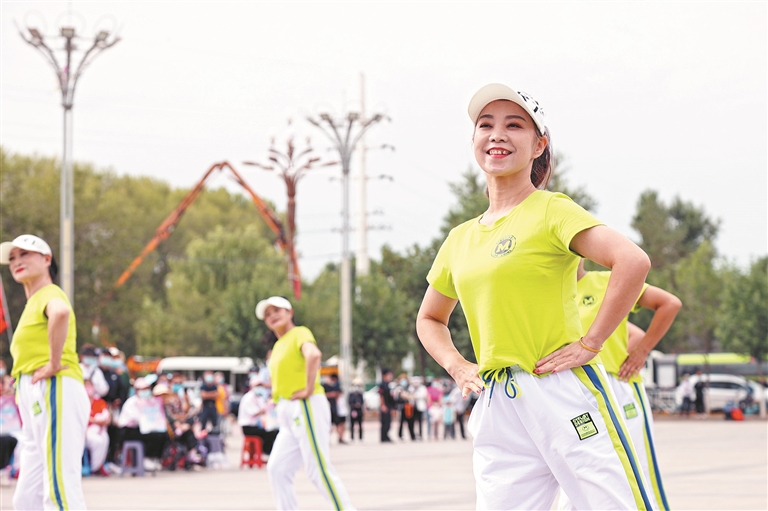 6月24日，六师五家渠市举办广场舞大赛，参赛队员舞蹈动感十足。 兵团日报常驻记者 李华北 摄