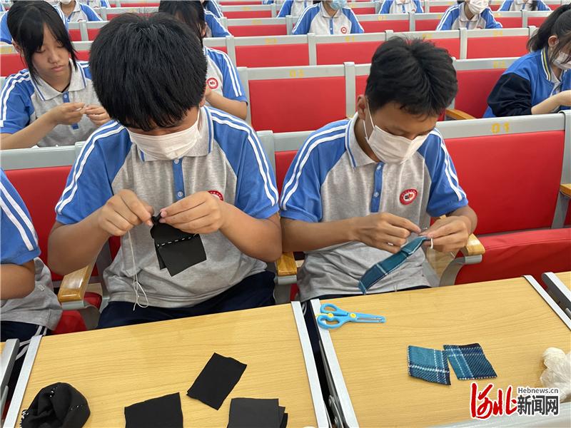 7月14日，邢台十中举行“我是劳动小能手——缝沙包”比赛，图为学生正在缝制沙包。马献锋、白肖琼摄