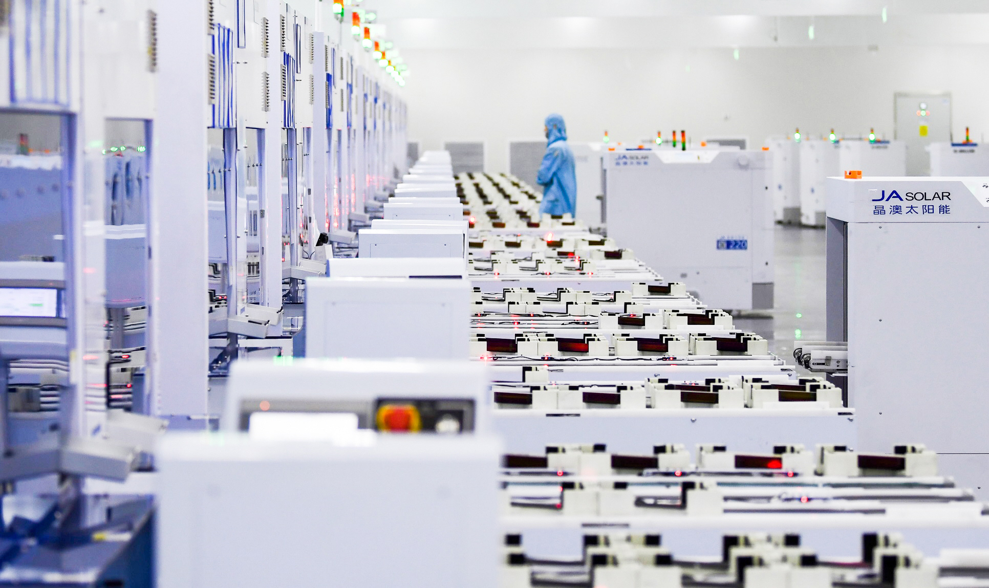 扬州晶澳光伏电池生产线.吴忠祥 摄
