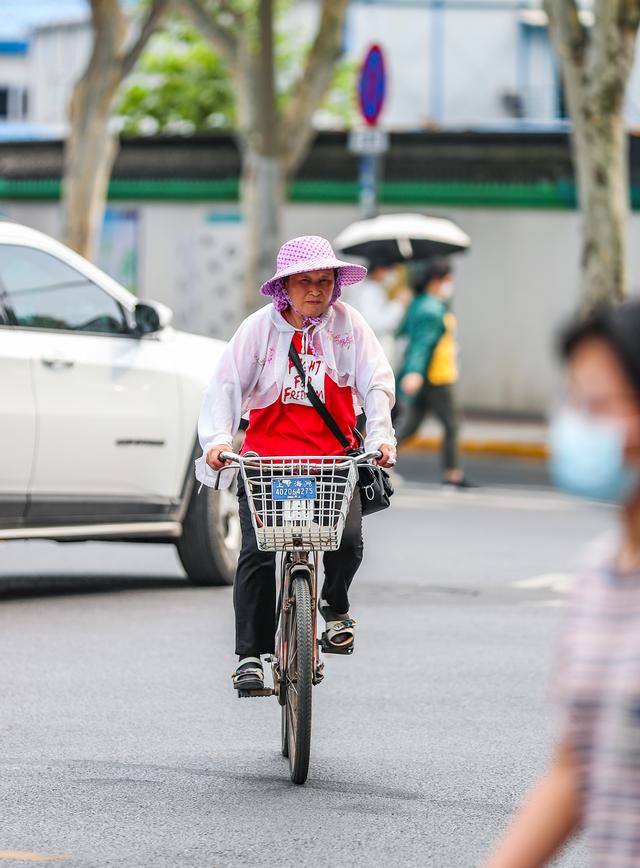 40℃!松江天气酷暑难当,路上行人"花式遮阳"|高温_新浪财经_新浪网