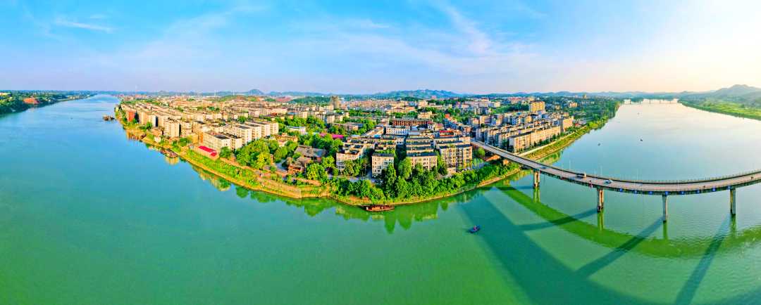7月13日,坐落在湘江中上游的湖南省常宁市水口山镇,蓝天白云,水清岸绿