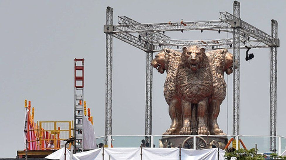 印度新议会大厦雕像揭幕，“四狮国徽像”引发争吵