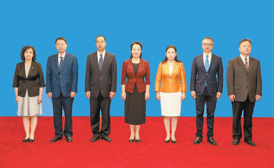 左起:李满英,顾行发,刘学增,闫傲霜,董晓莉,安雪晖,孙阳本报记者 孙戉