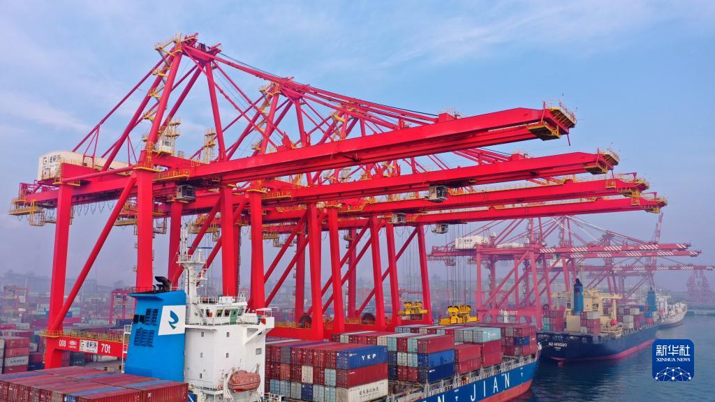 货轮停靠在山东港口日照港集装箱码头进行装卸作业（1月26日，无人机拍摄）。新华社记者 郭绪雷 摄