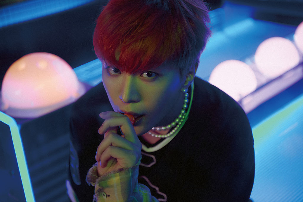 范丞丞拍摄橙发电玩写真 霓虹光影营造神秘氛围_高清图集_新浪网