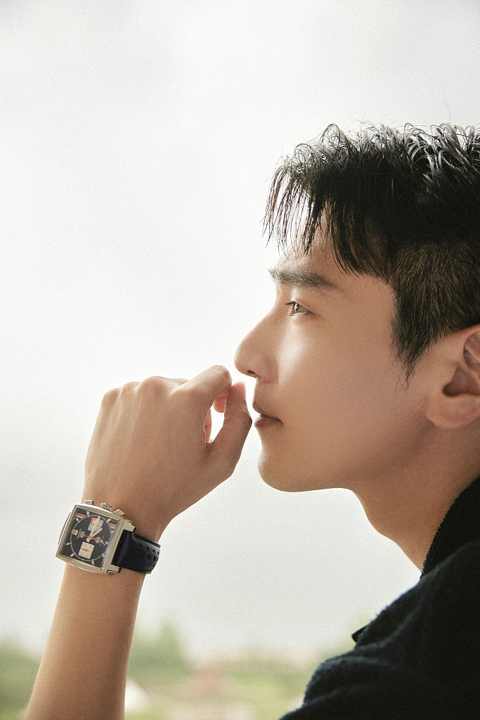 赵又廷拍摄阳台氛围感写真 黑白穿搭点缀精致腕表简约范