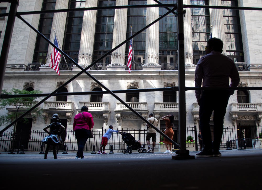 2022年6月13日行人走过美国纽约证券交易所大楼。（新华社发，郭克摄）