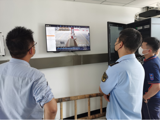 龙湾市场监管局执法人员调取当天监控录像.资料图片