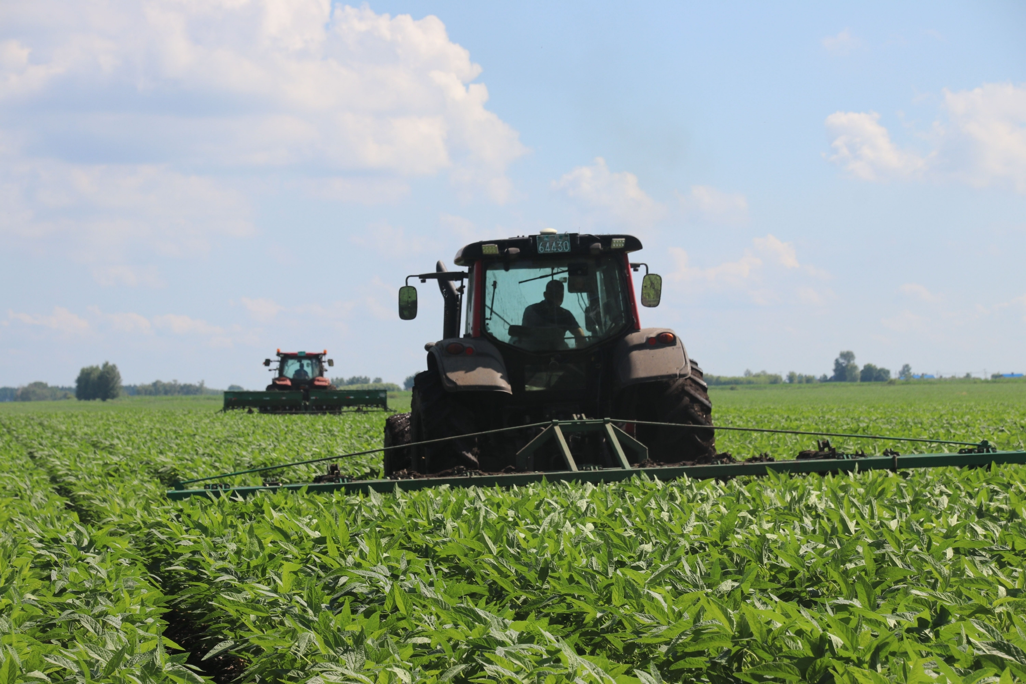 大型农机在托管地块中耕作业