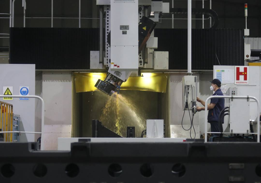 固安县工业园汉飞思科精密机械制造有限公司生产车间,工人正加工大型