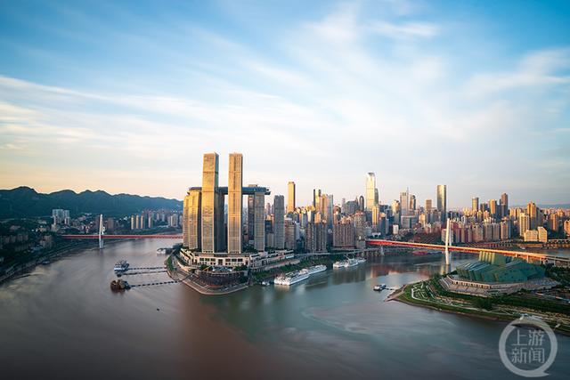 半岛天际线上 蒋伟 摄《公园里的高铁》 建设中的重庆东站铁路连接线