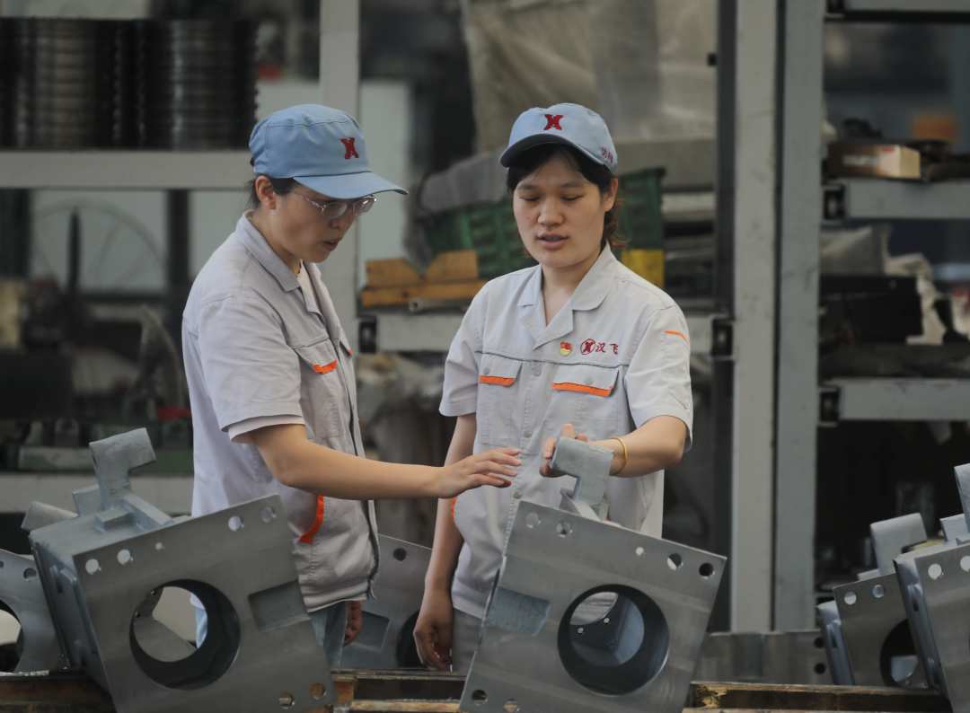 固安县工业园汉飞思科精密机械制造有限公司成品车间,质检员对数控