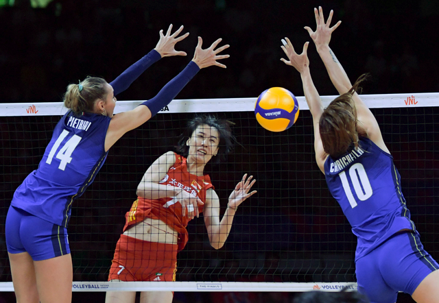 7月14日,中国女排队员王媛媛(中)在比赛中扣球. 新华社记者 沙达提 摄