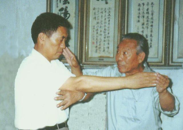 張全亮當年和師父王培生（右）演練推手。 受訪者供圖