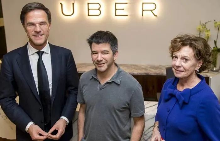 ·卡兰尼克（中）和克罗斯（右）。