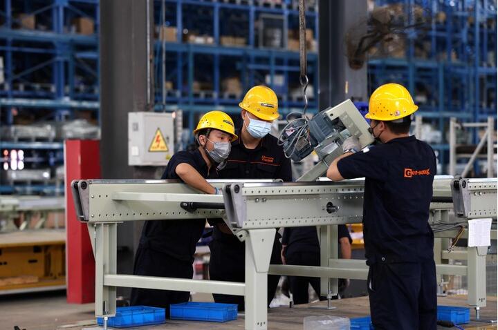 图为5月31日在安徽合肥新站高新区一家智能科技产品生产企业，工人在产品装配生产线上作业。新华社发