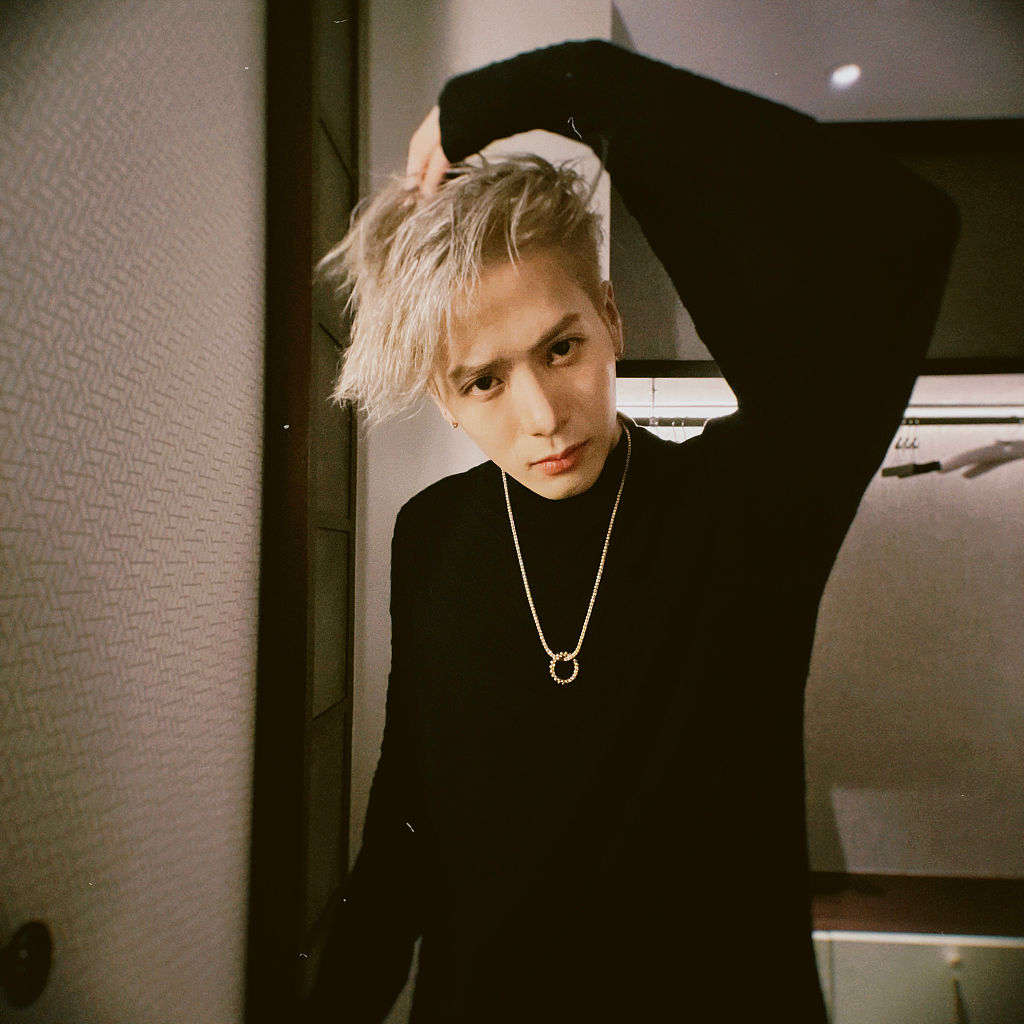 王嘉尔发布随性自拍洒脱不羁 手抓银色长发表情张扬_高清图集_新浪网