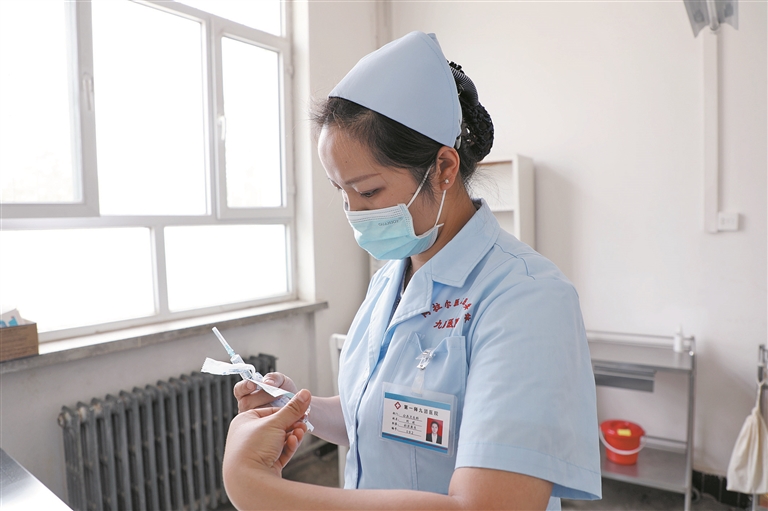 阿拉尔医院医共体九团分院门诊护士刘欢在给病人配药（资料图片）。 张康 摄