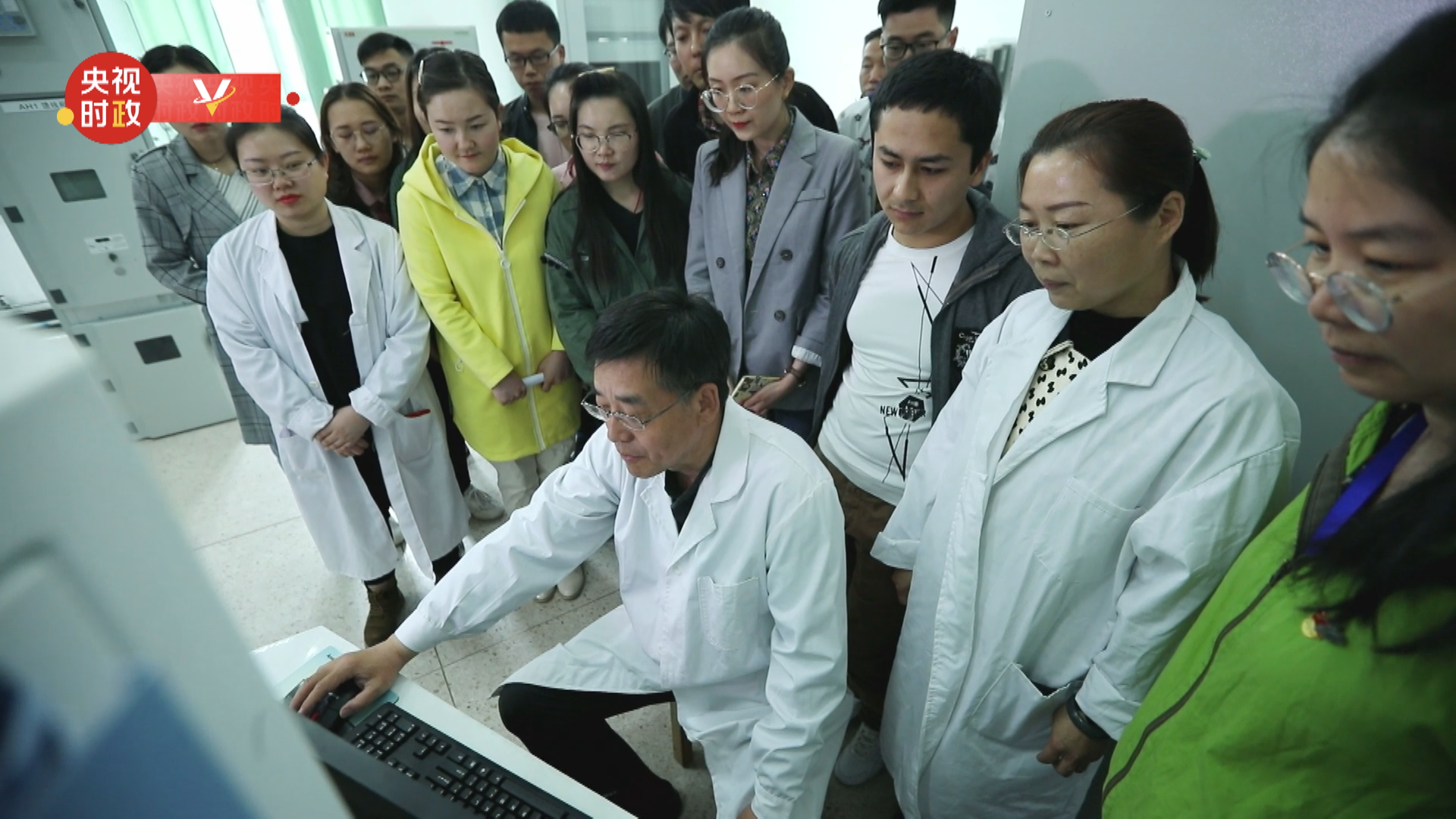 △新疆大学师生