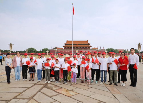 　　新疆先心病儿童参观北京天安门广场